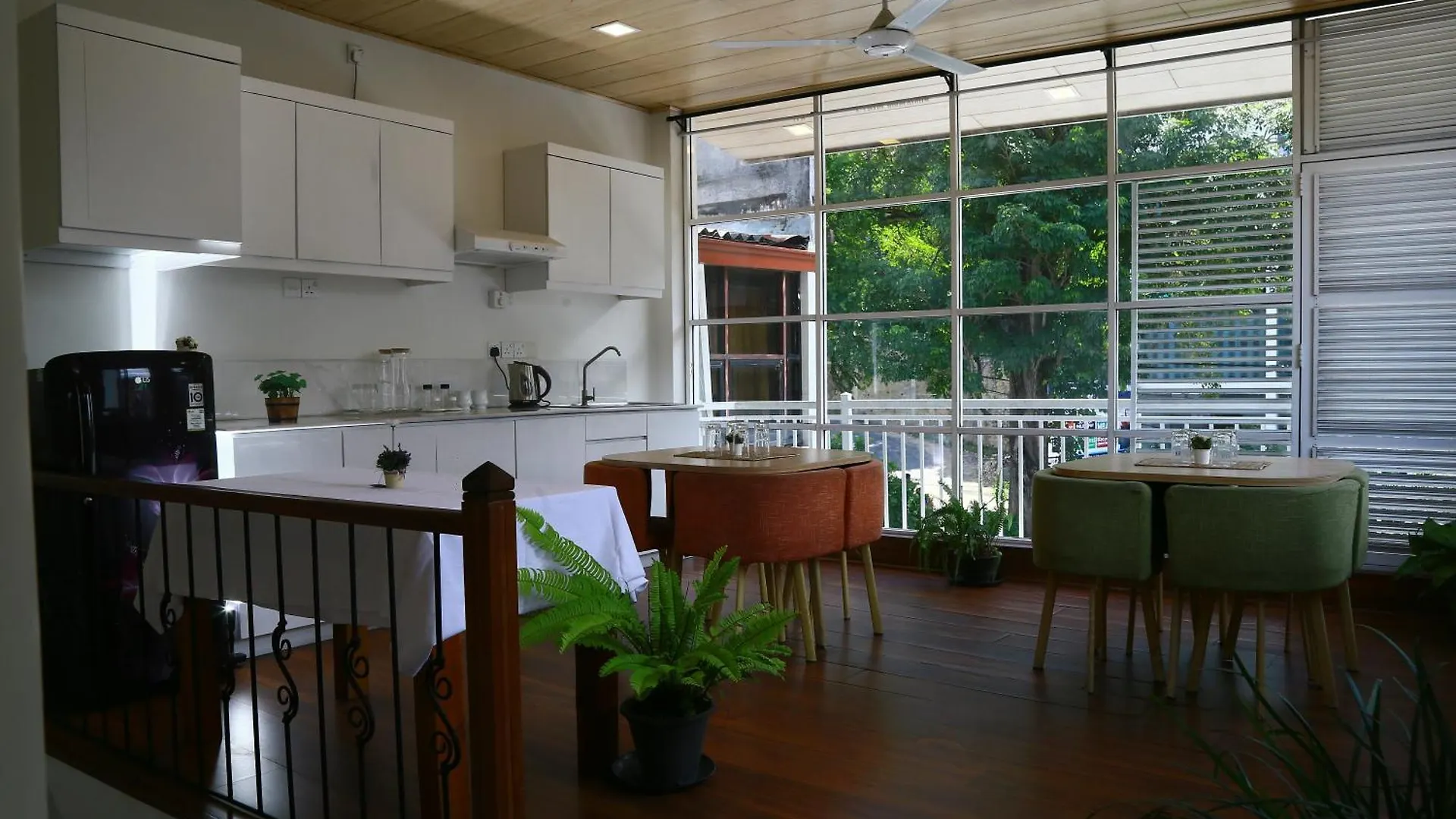 City Nest Inn Канди